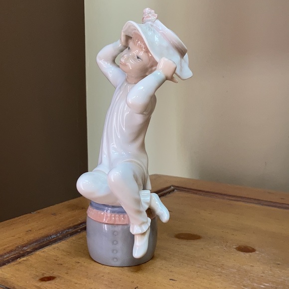 Lladro Girl with Hat 1147 Figurine - Picture 2 of 5